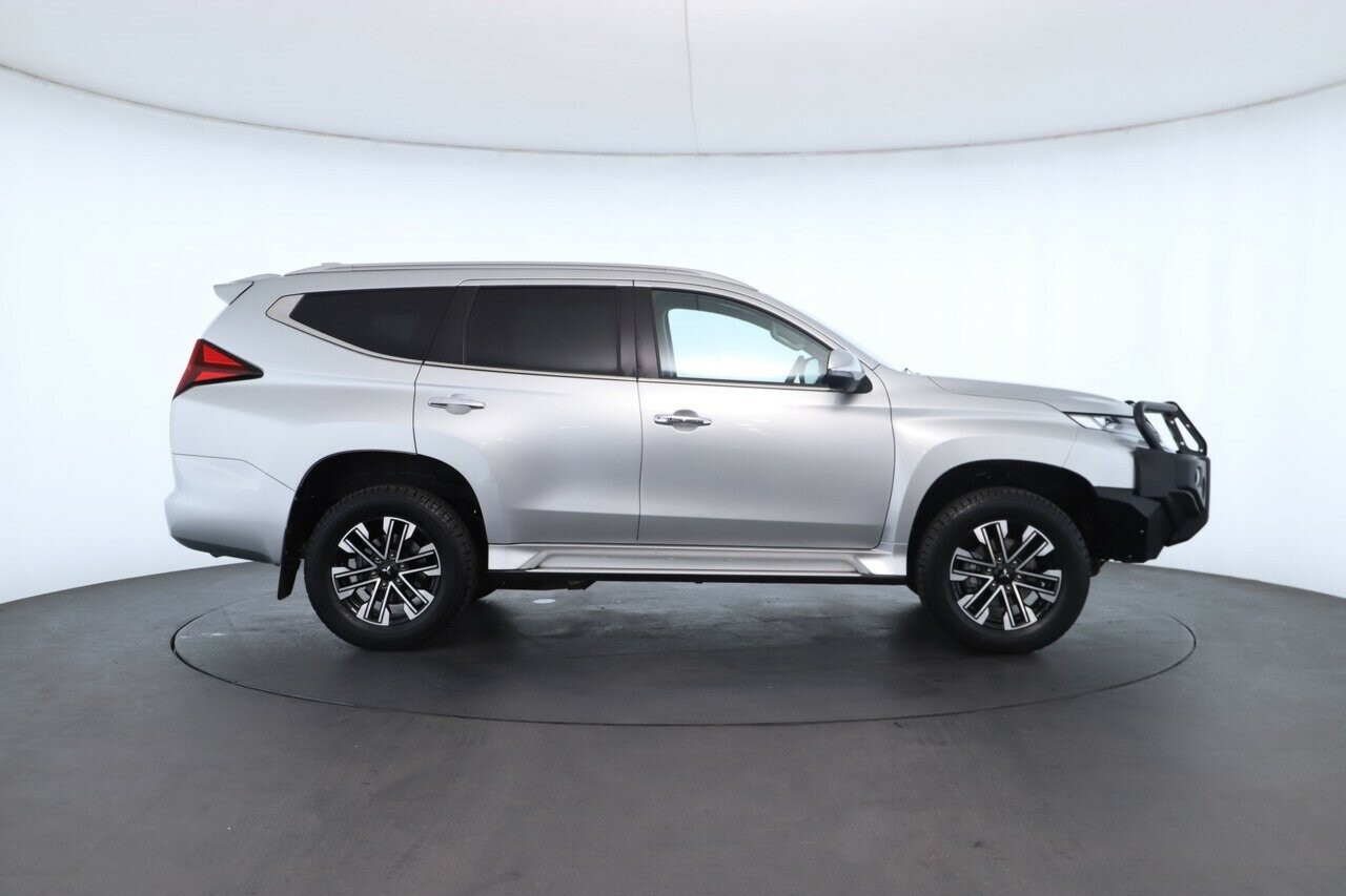 Mitsubishi Pajero Sport image 2