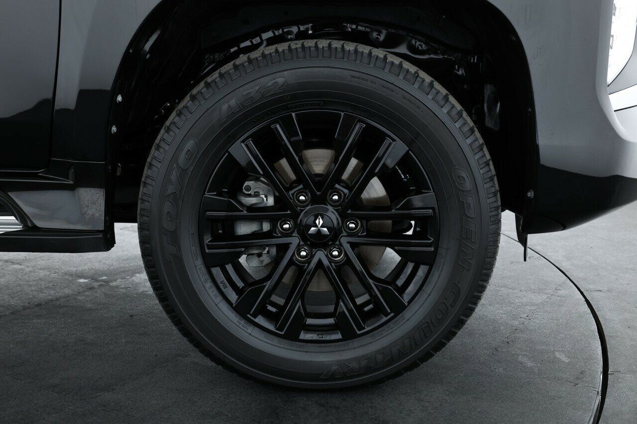 Mitsubishi Pajero Sport image 3