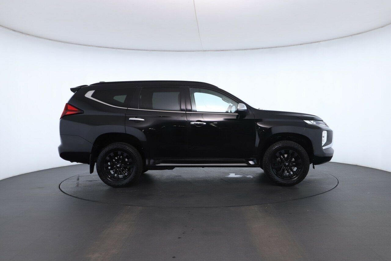 Mitsubishi Pajero Sport image 2