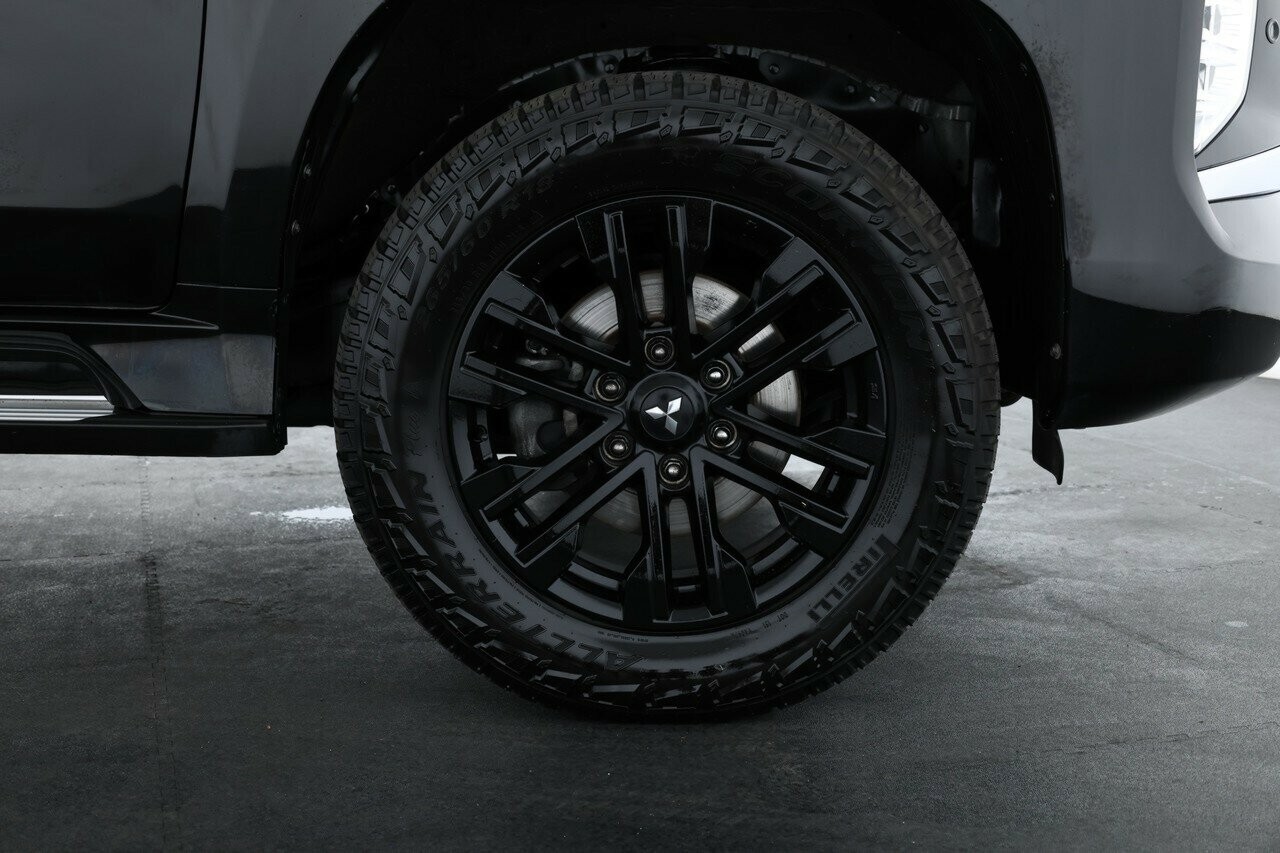 Mitsubishi Pajero Sport image 3