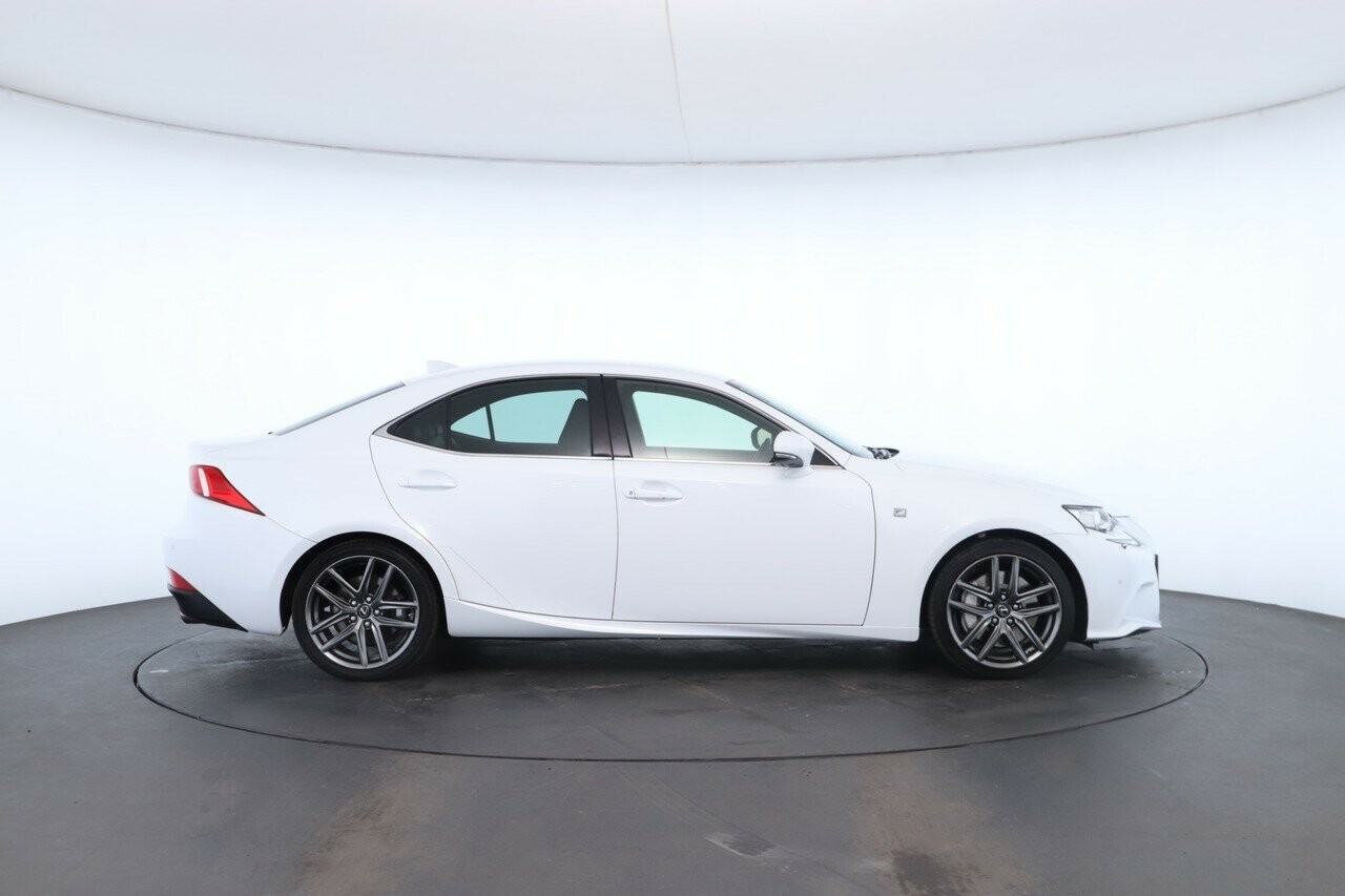 Lexus Is image 2