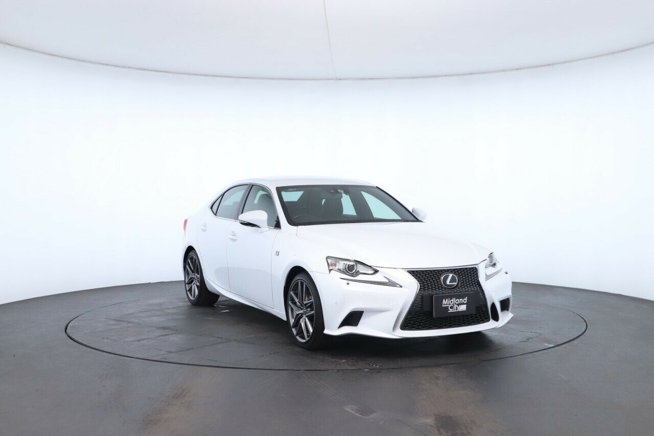Lexus Is image 3