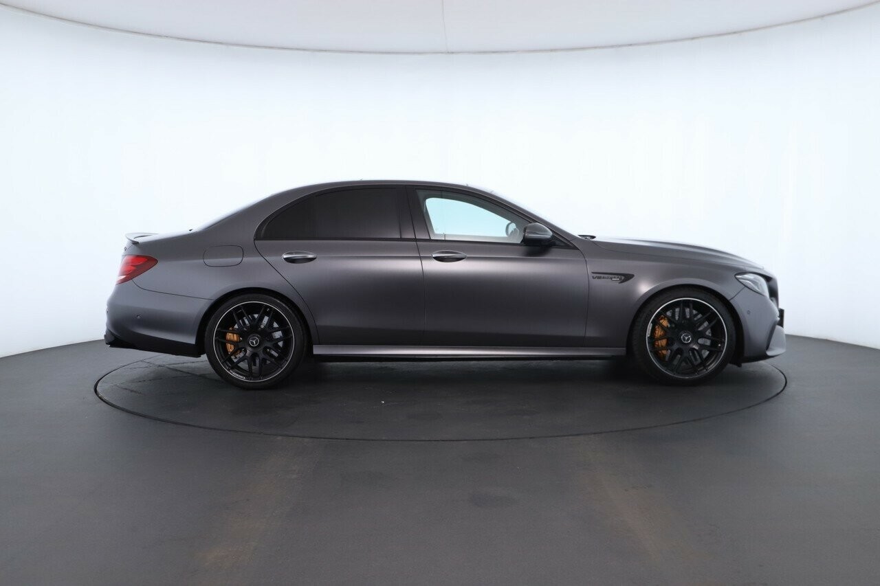 Mercedes Benz E-class image 2