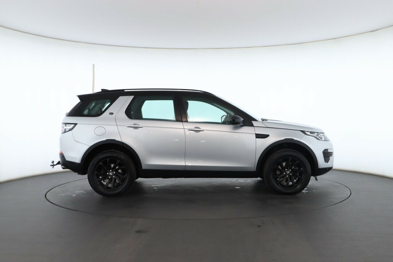 Land Rover Discovery Sport image 2
