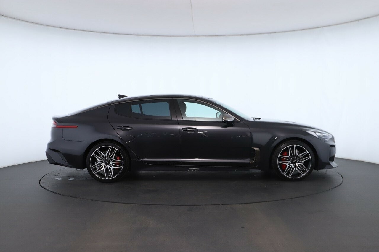 Kia Stinger image 2