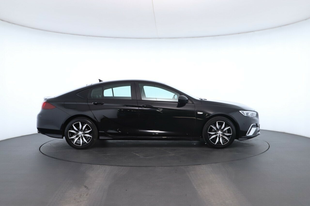 Holden Commodore image 2