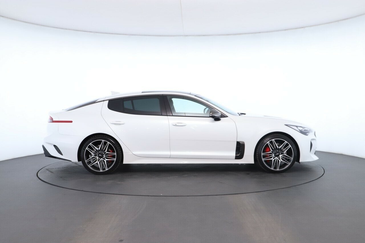 Kia Stinger image 2