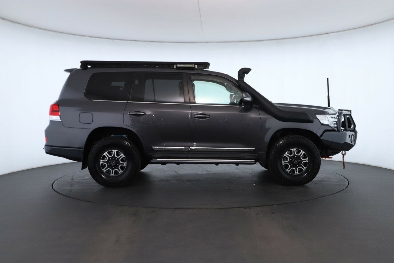 Toyota Landcruiser image 2