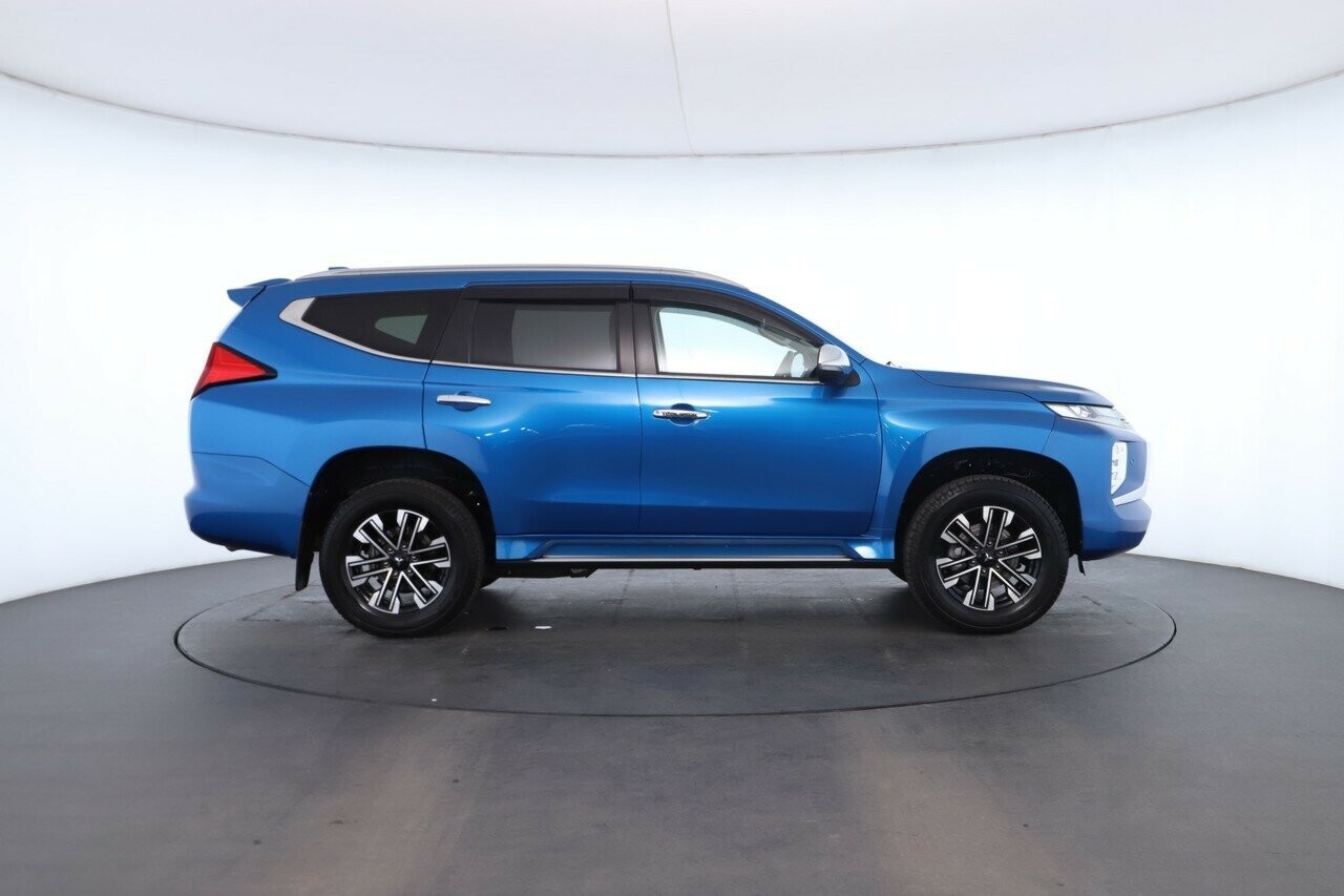 Mitsubishi Pajero Sport image 2