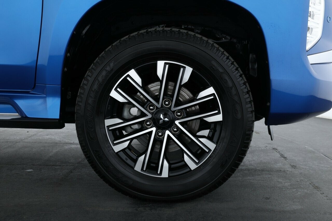 Mitsubishi Pajero Sport image 3