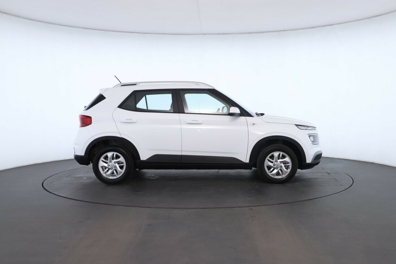 Hyundai Venue image 2