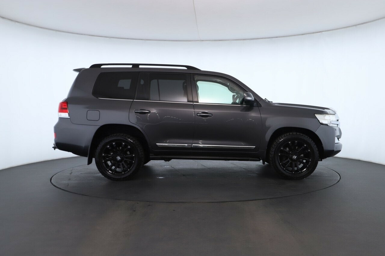 Toyota Landcruiser image 2