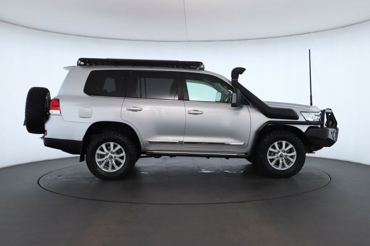 Toyota Landcruiser image 2