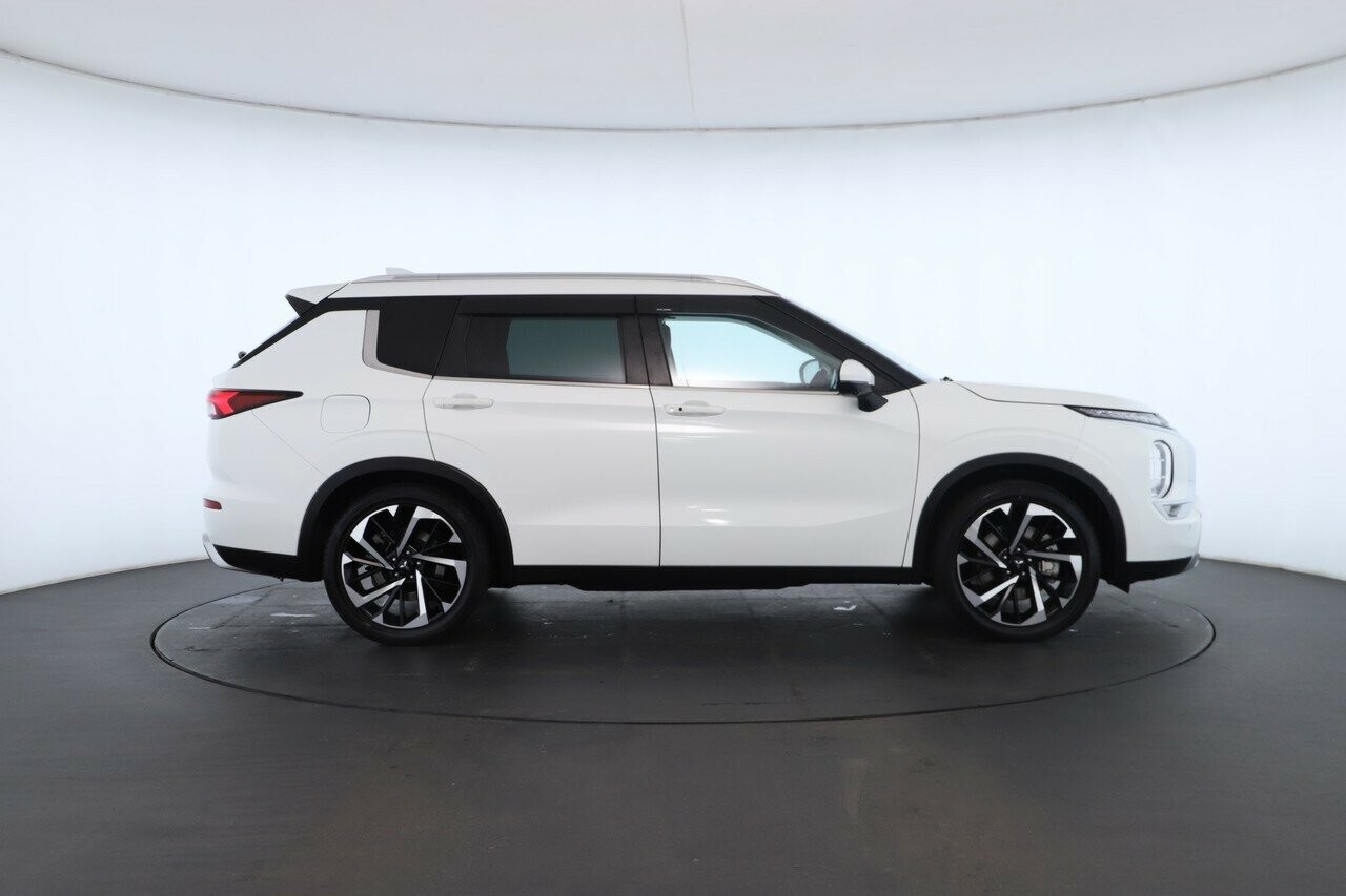 Mitsubishi Outlander image 2