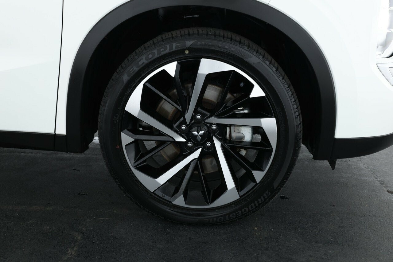 Mitsubishi Outlander image 3