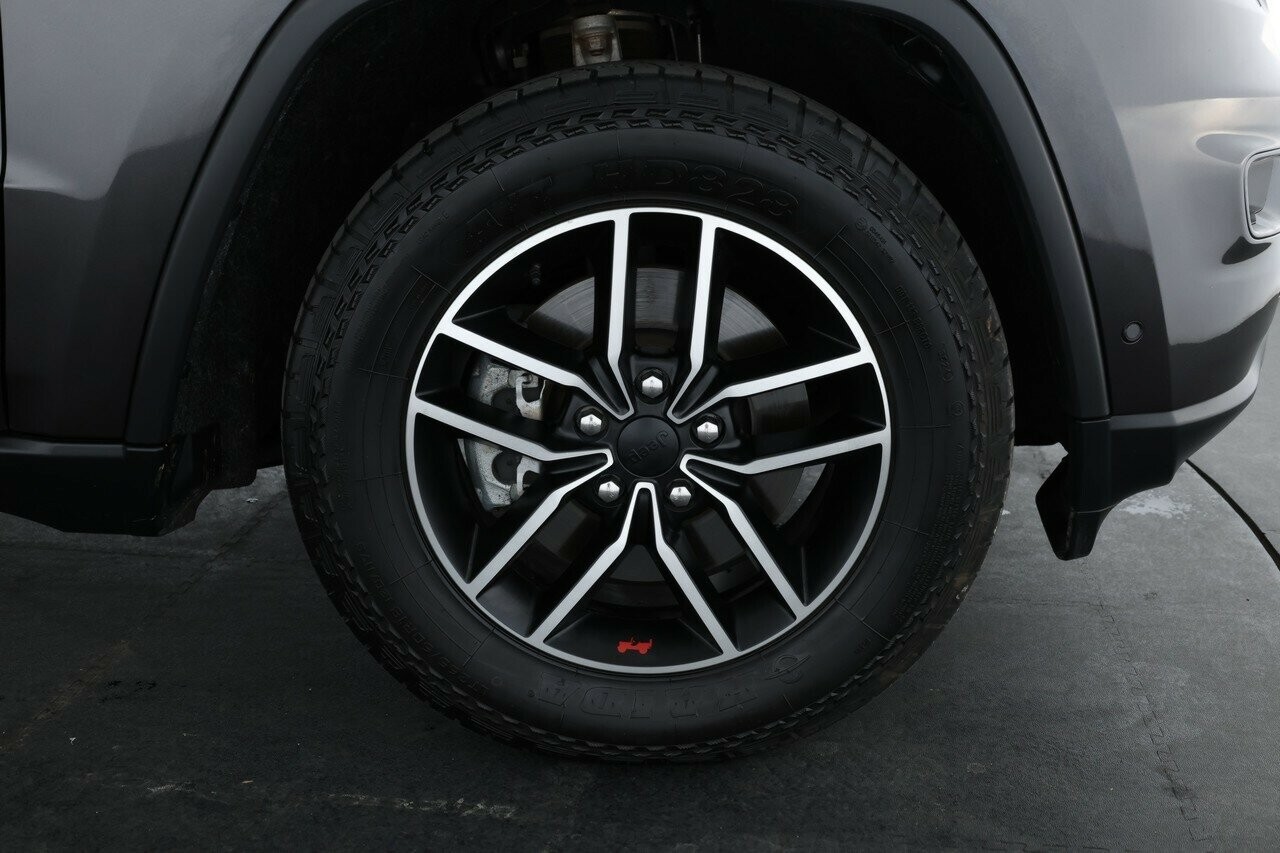 Jeep Cherokee image 3