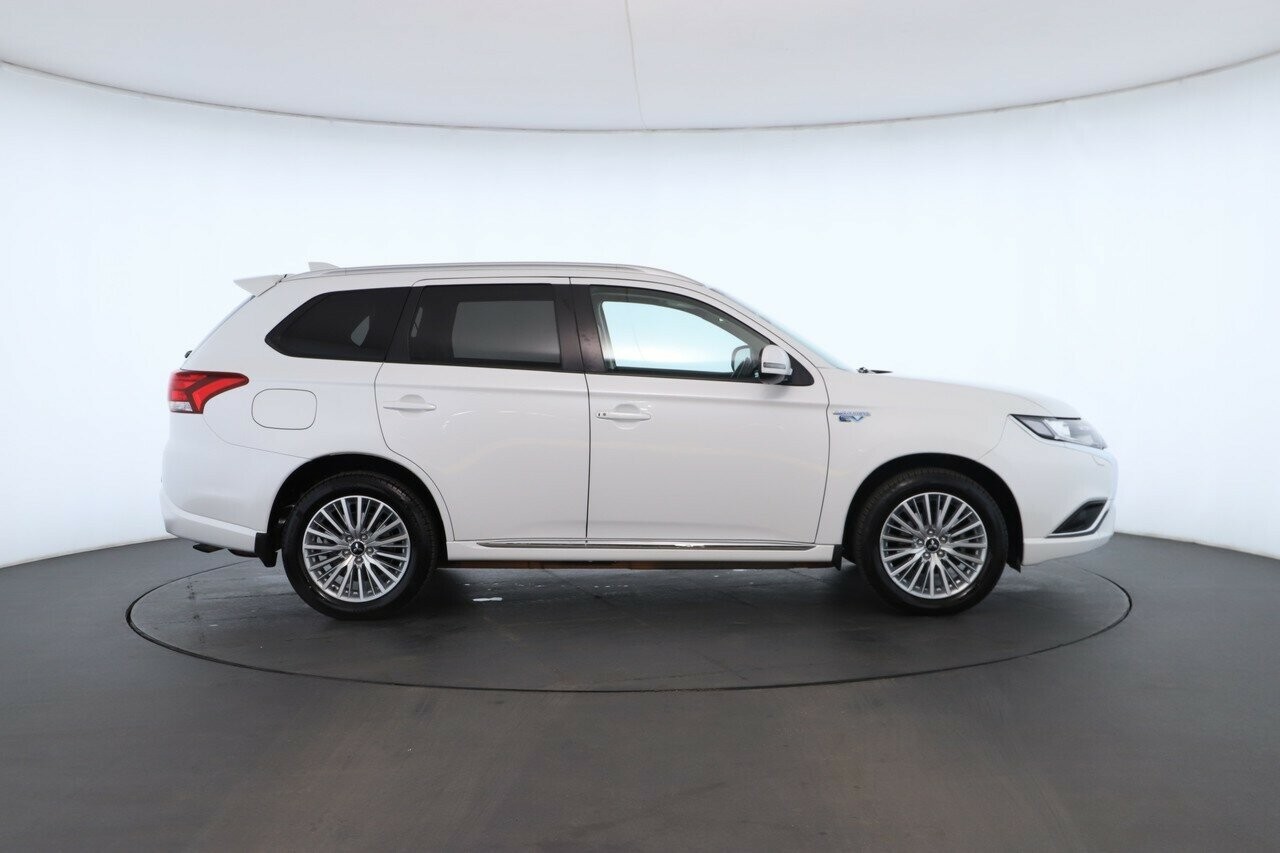 Mitsubishi Outlander image 2