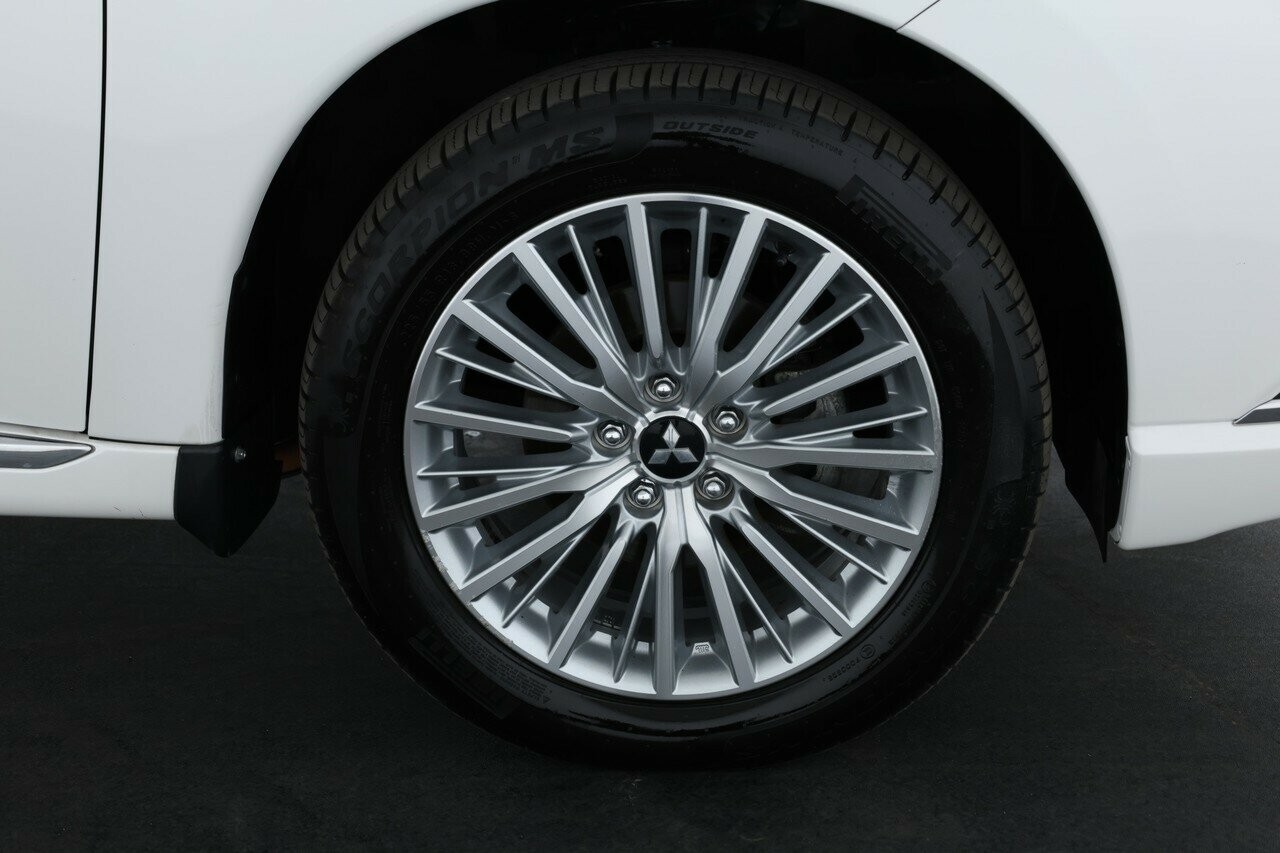 Mitsubishi Outlander image 3