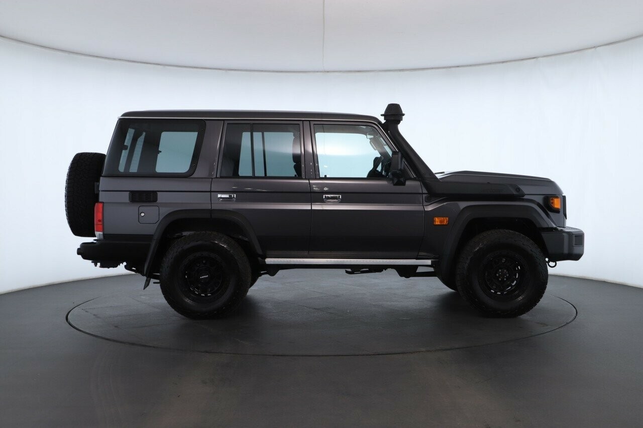 Toyota Landcruiser image 2