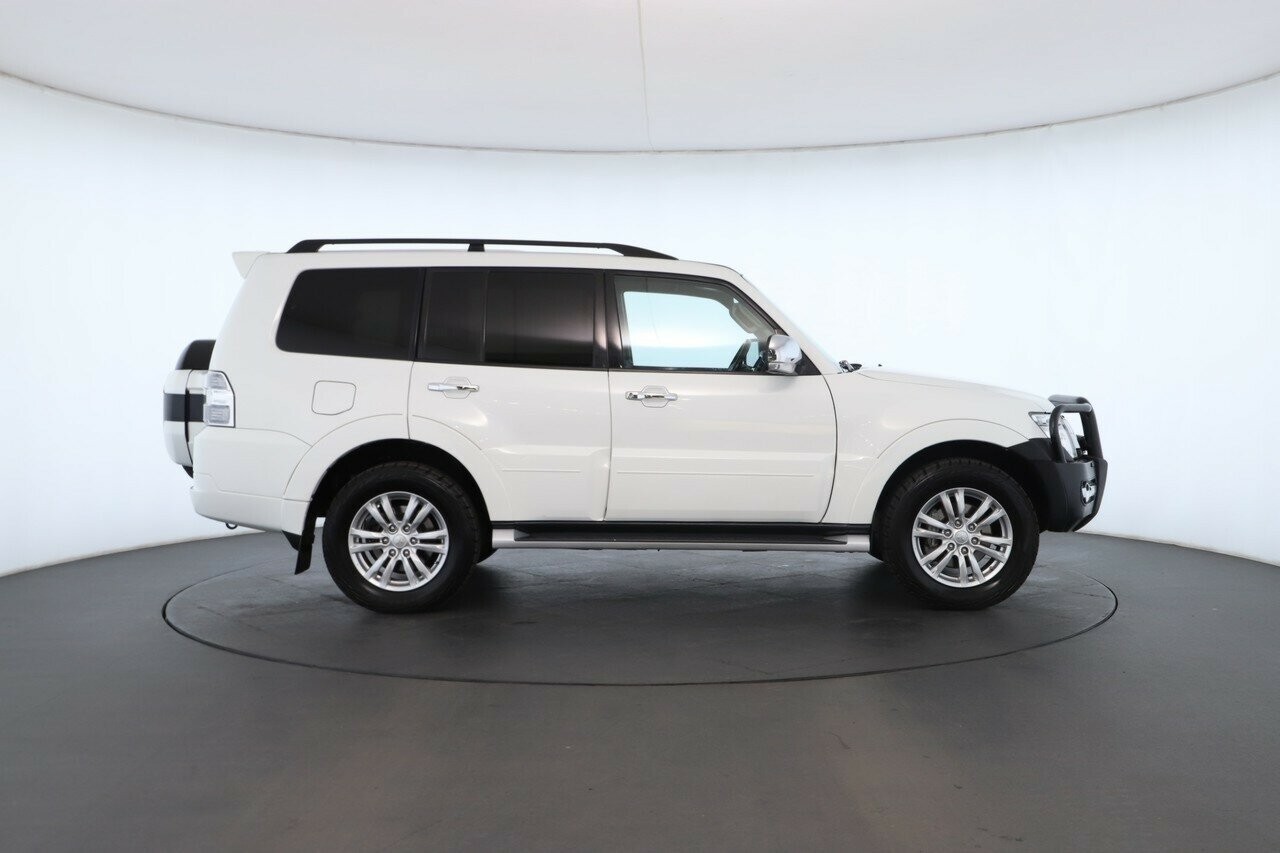 Mitsubishi Pajero image 2