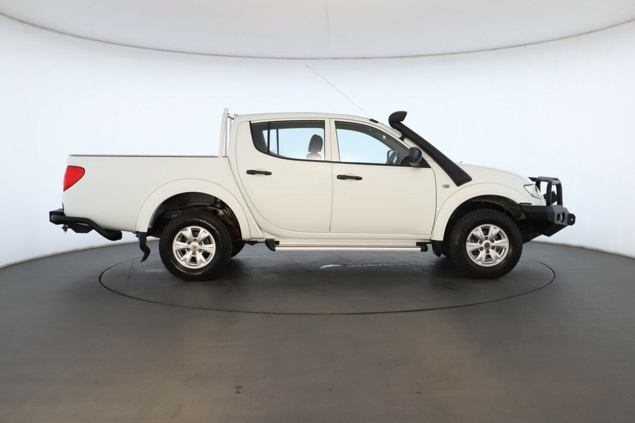 Mitsubishi Triton image 2