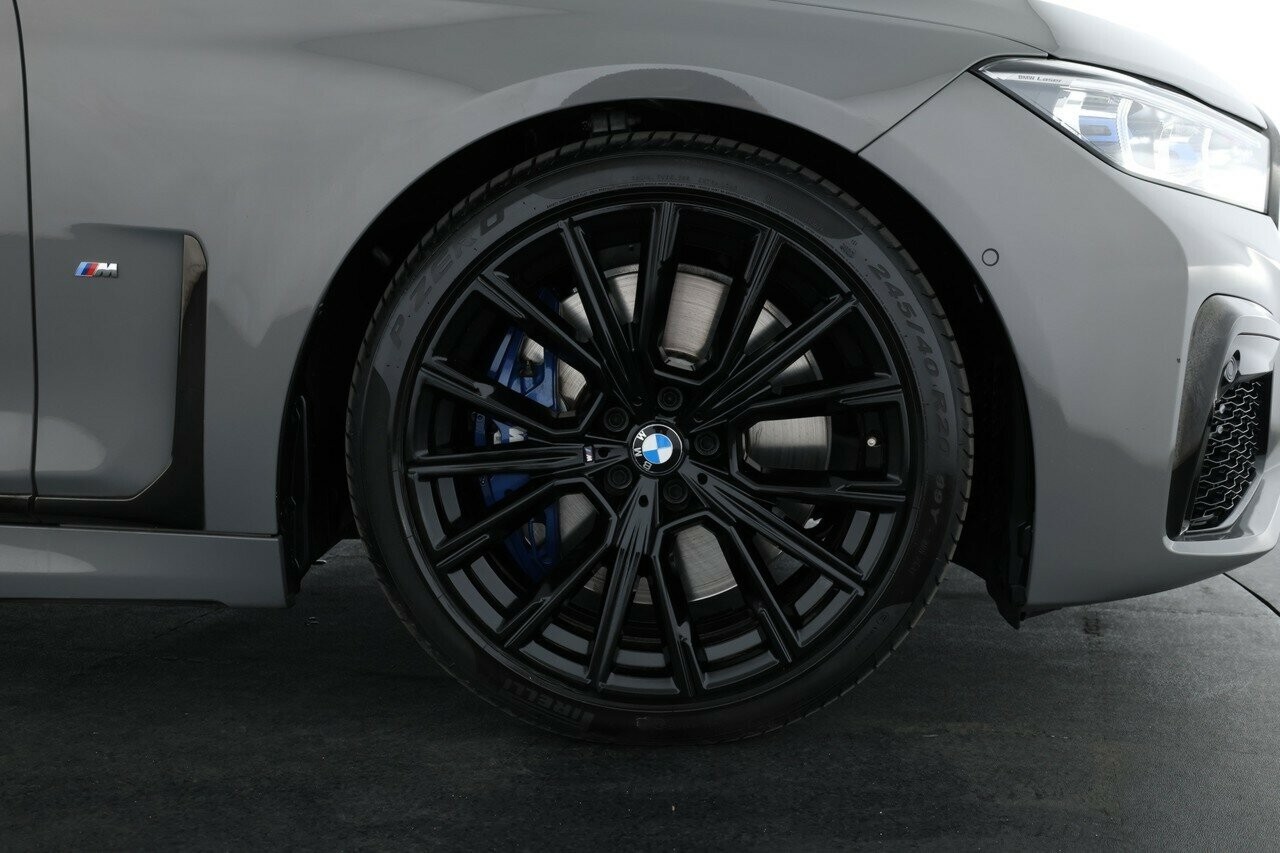 BMW 7 Series image 3