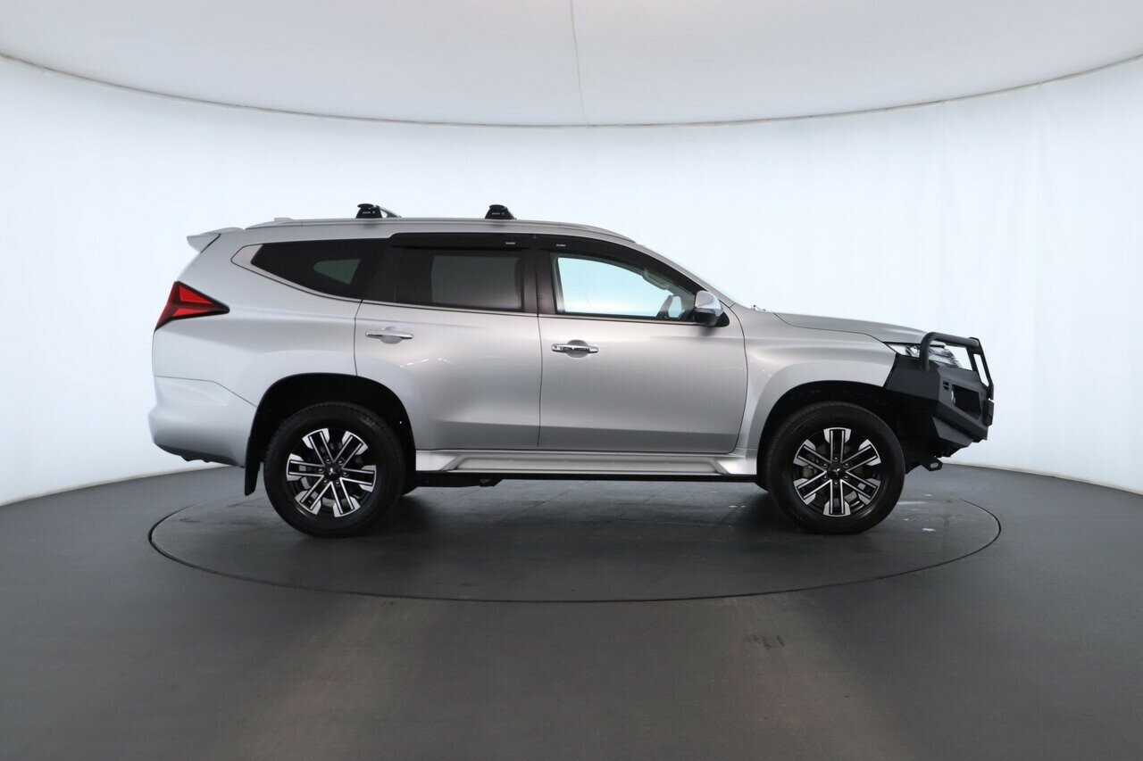 Mitsubishi Pajero Sport image 2