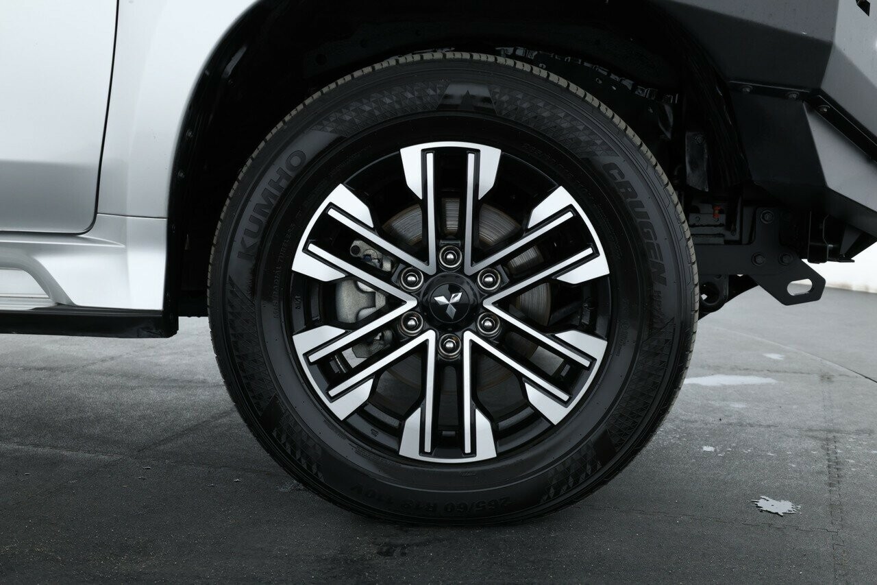 Mitsubishi Pajero Sport image 3