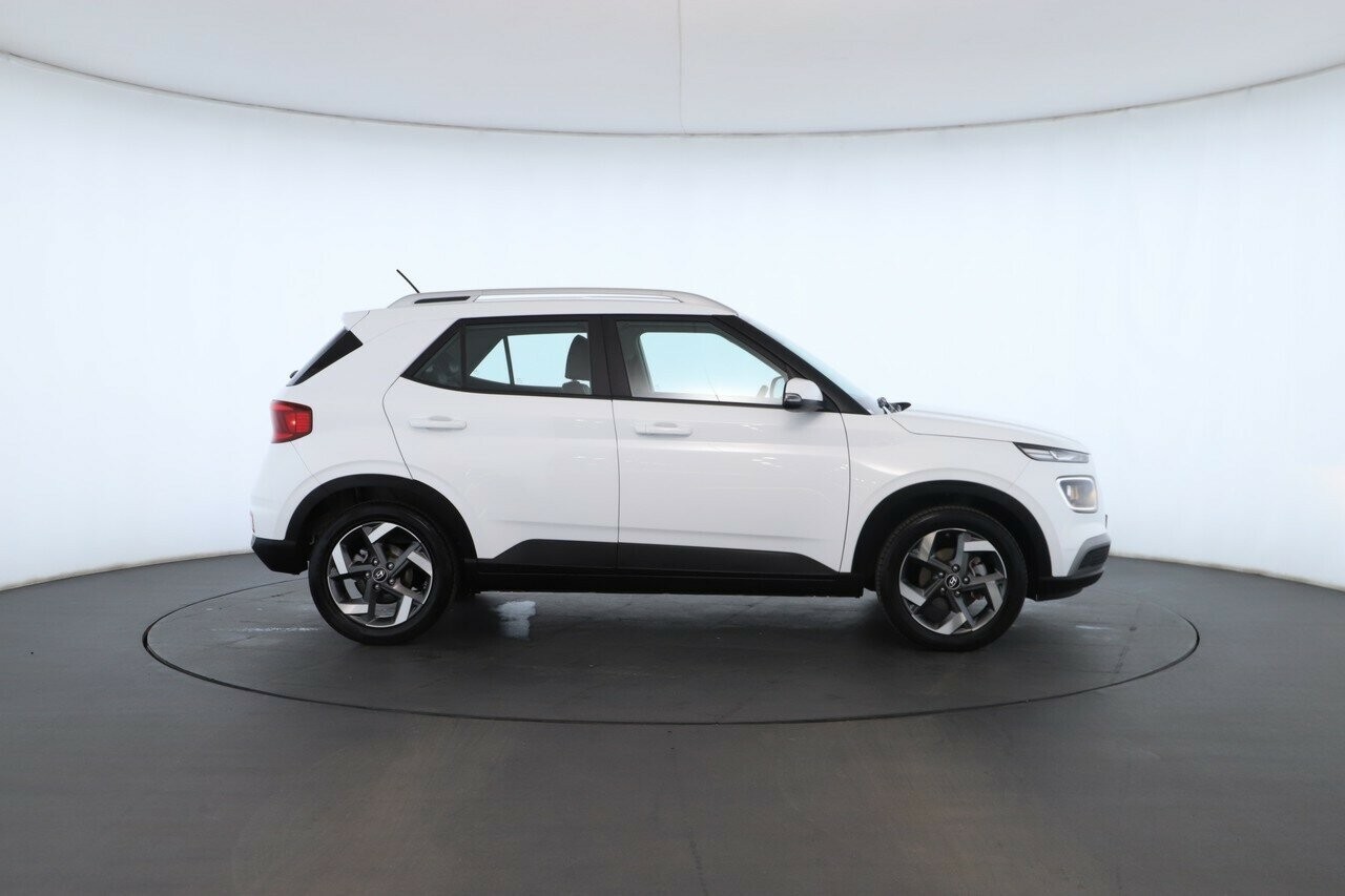 Hyundai Venue image 2