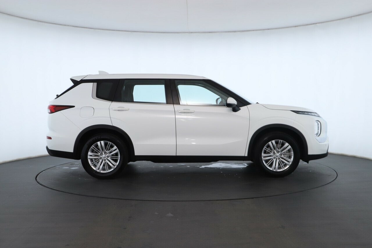 Mitsubishi Outlander image 2