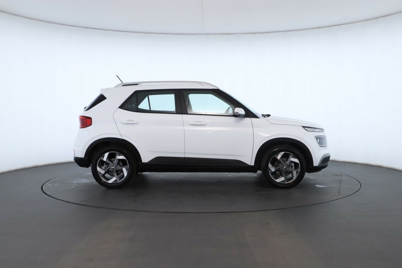 Hyundai Venue image 2