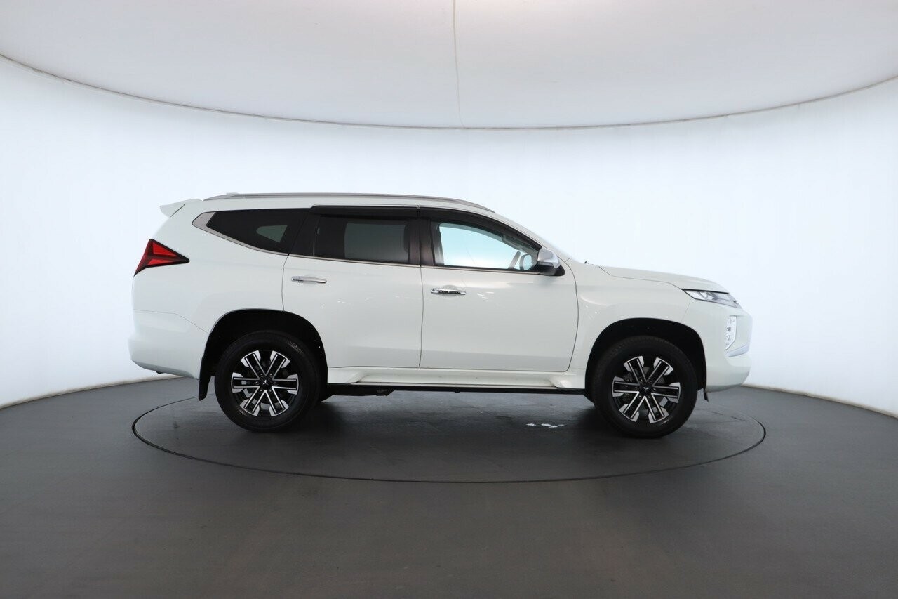 Mitsubishi Pajero Sport image 2