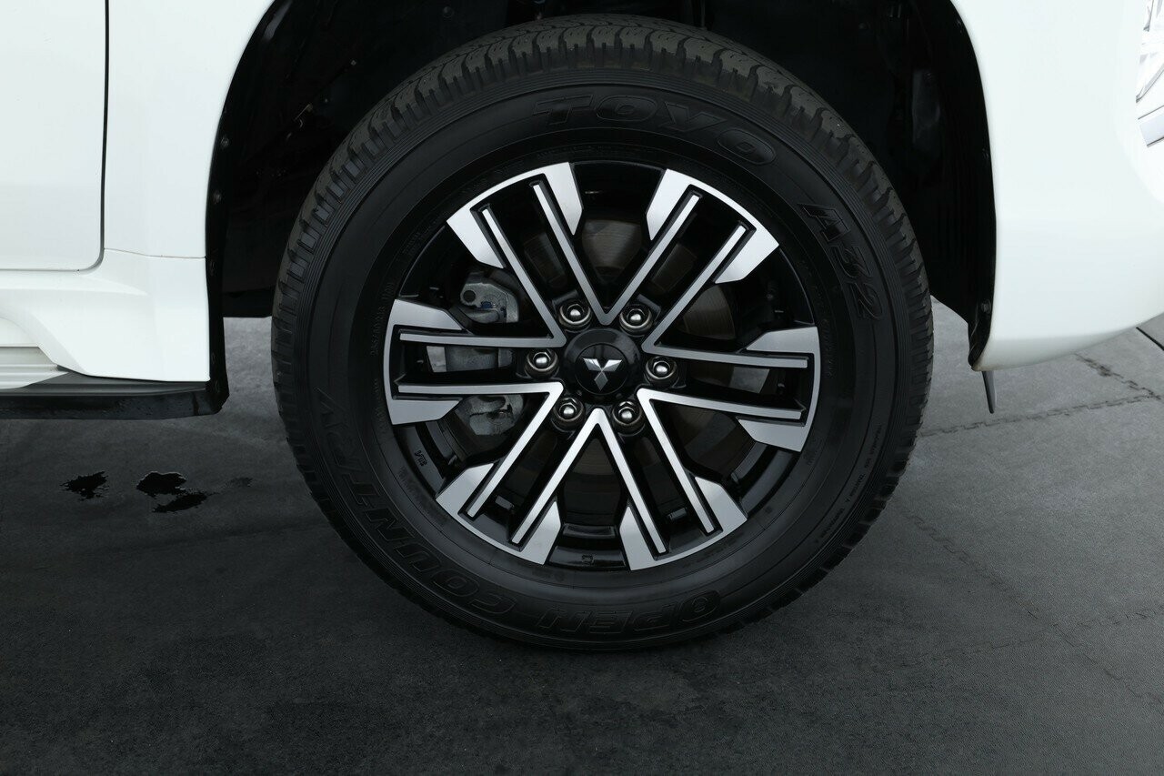 Mitsubishi Pajero Sport image 3
