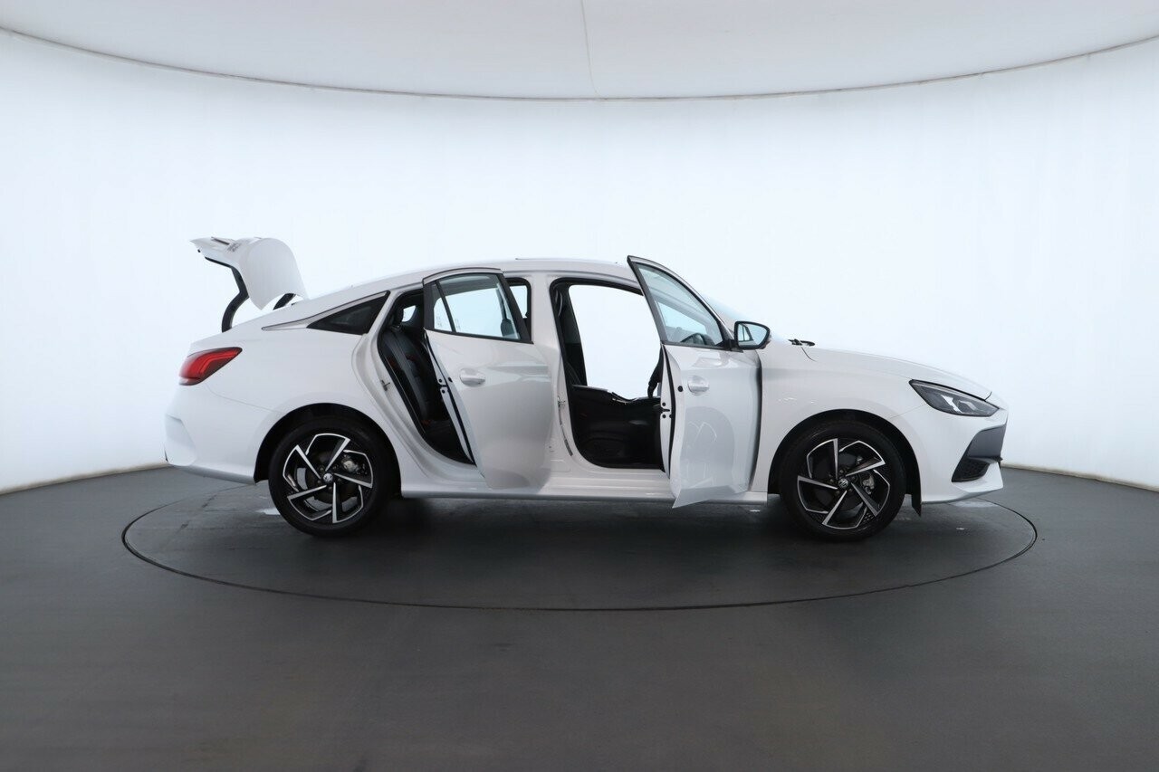 MG Mg5 image 2