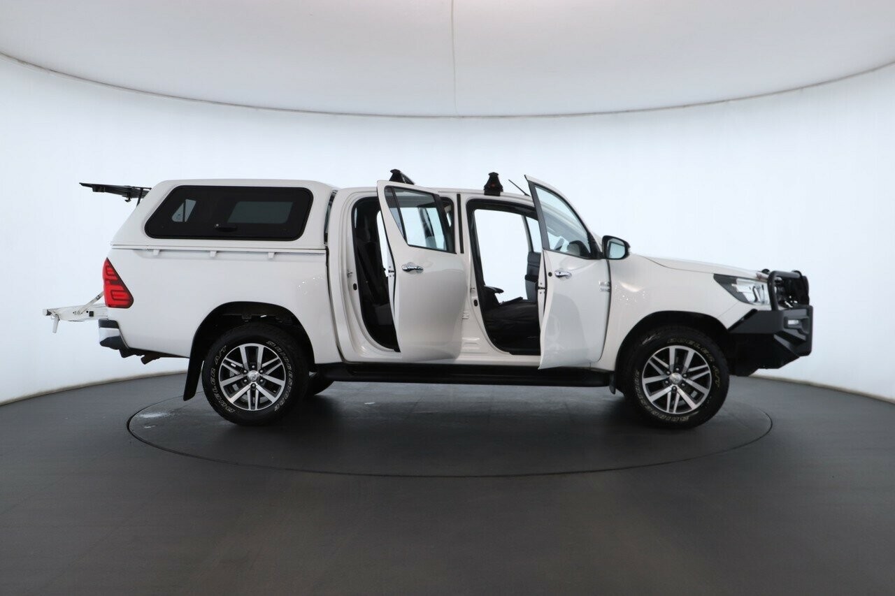 Toyota Hilux image 2