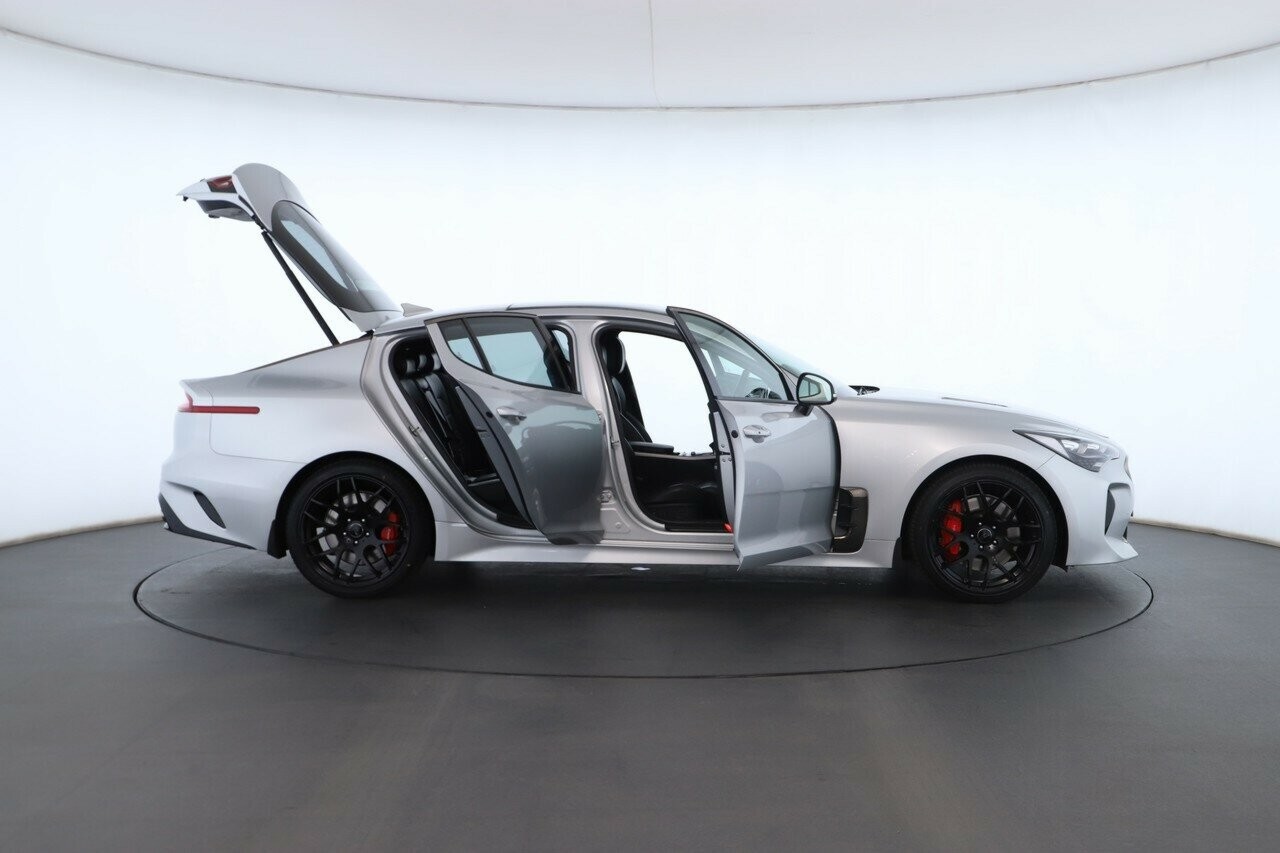 Kia Stinger image 2