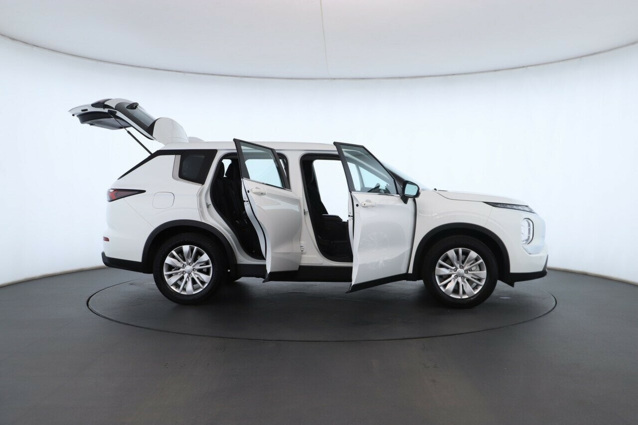 Mitsubishi Outlander image 2