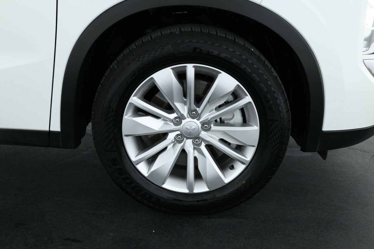 Mitsubishi Outlander image 4