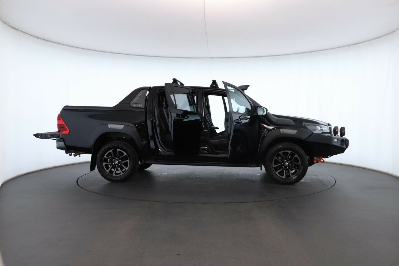 Toyota Hilux image 2