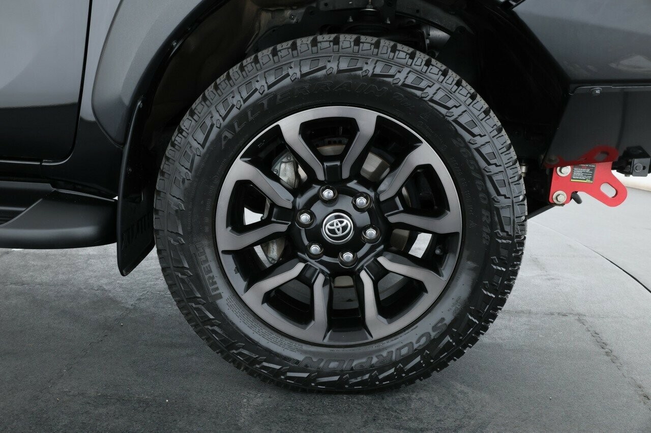 Toyota Hilux image 4