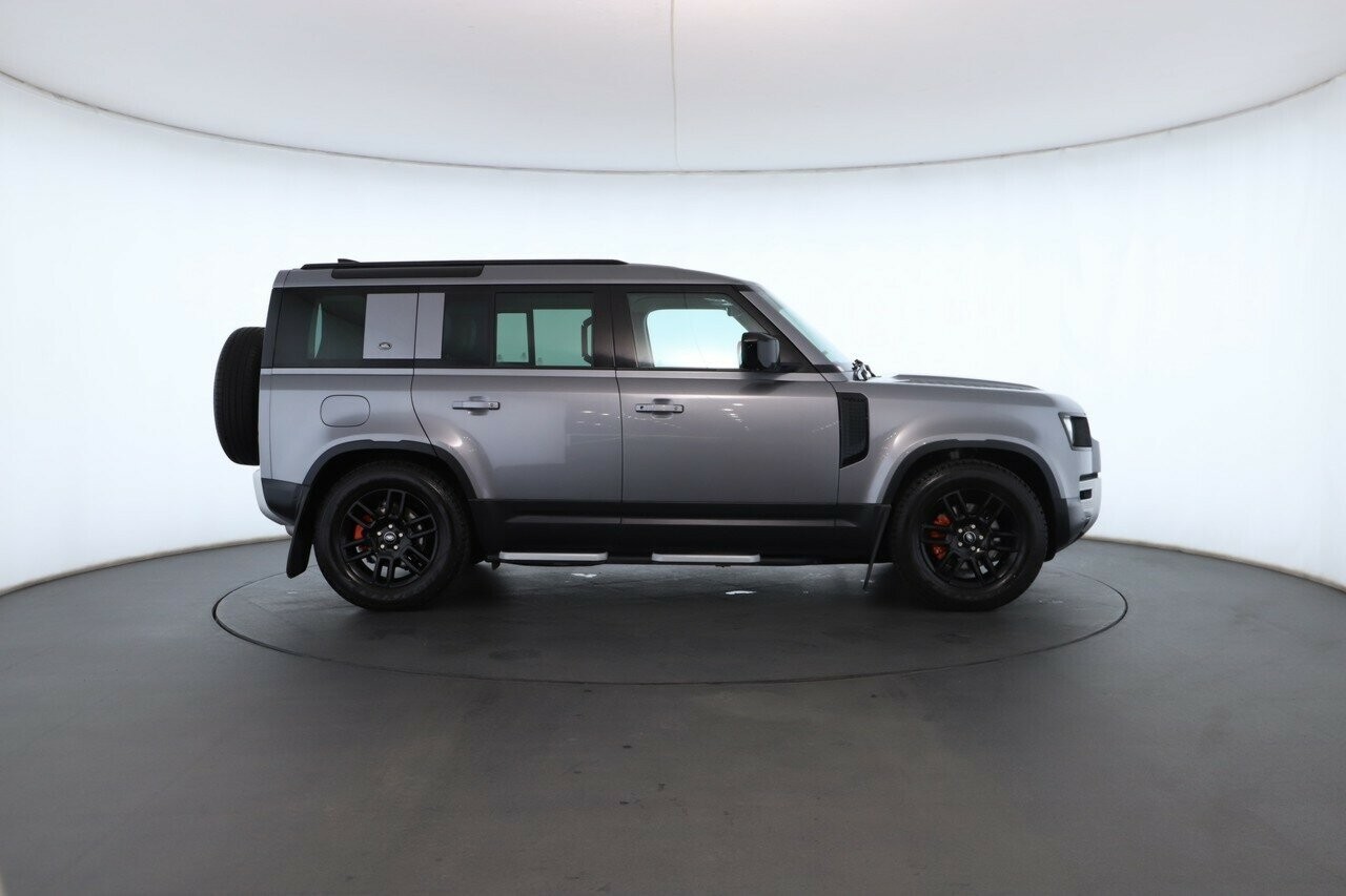 Land Rover Defender image 3