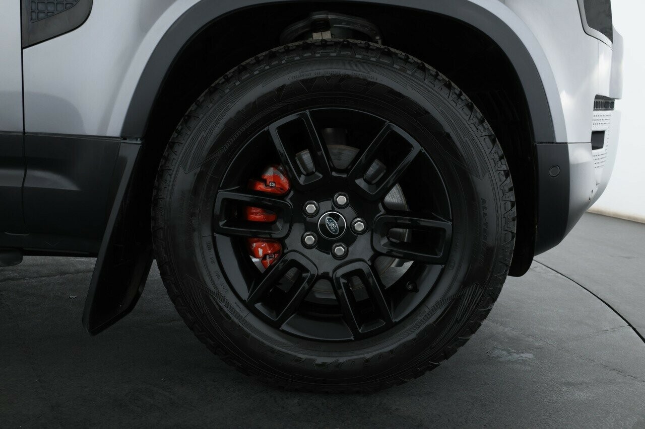 Land Rover Defender image 4