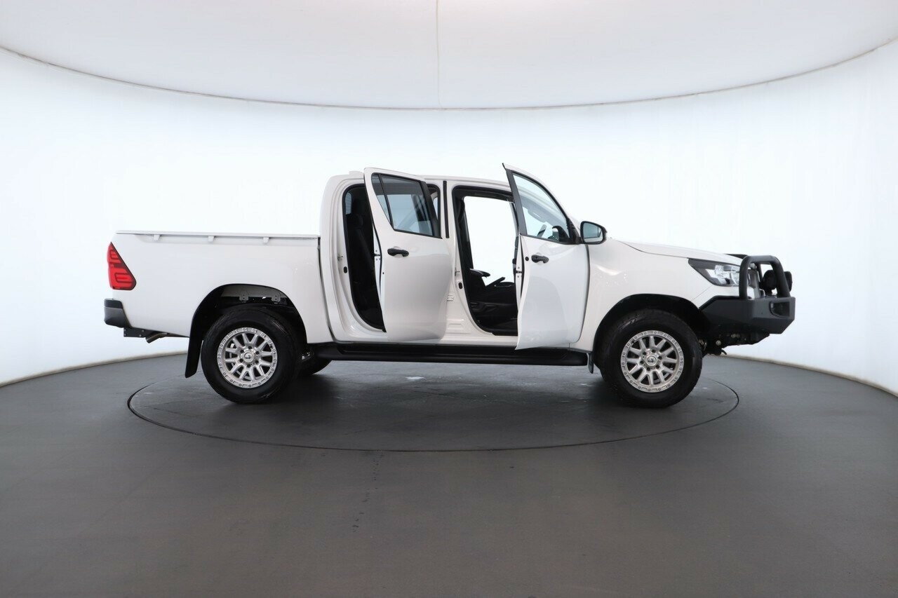 Toyota Hilux image 2