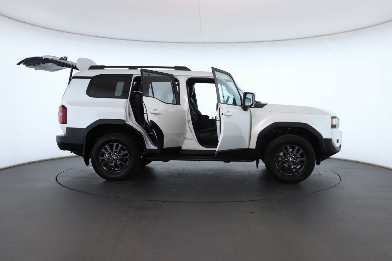 Toyota Landcruiser Prado image 2