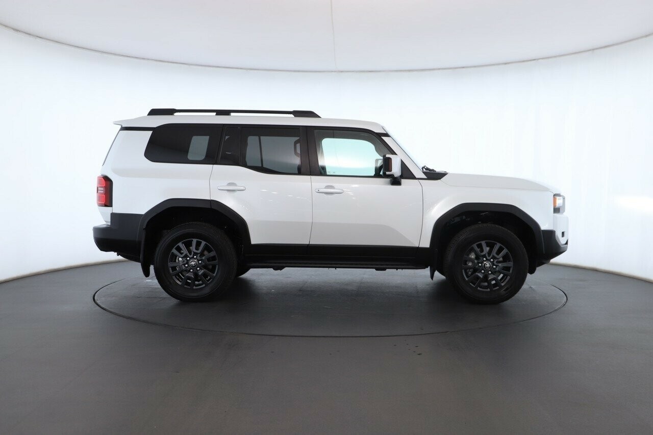 Toyota Landcruiser Prado image 3