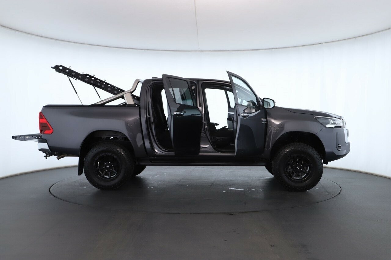 Toyota Hilux image 2