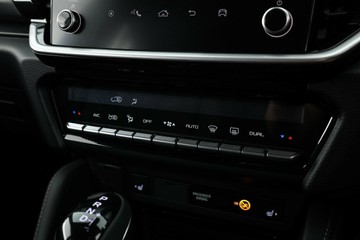 https://vehicle-cdn.autoleague.cloud/30352_950446766_27.jpg