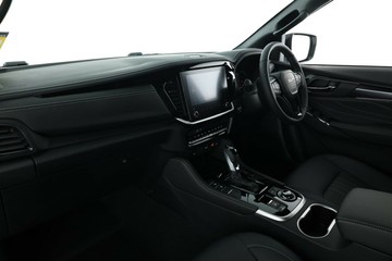 https://vehicle-cdn.autoleague.cloud/30352_950446766_33.jpg