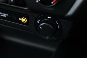 https://vehicle-cdn.autoleague.cloud/30352_950554325_29.jpg