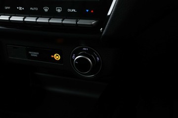 https://vehicle-cdn.autoleague.cloud/30352_950554431_28.jpg